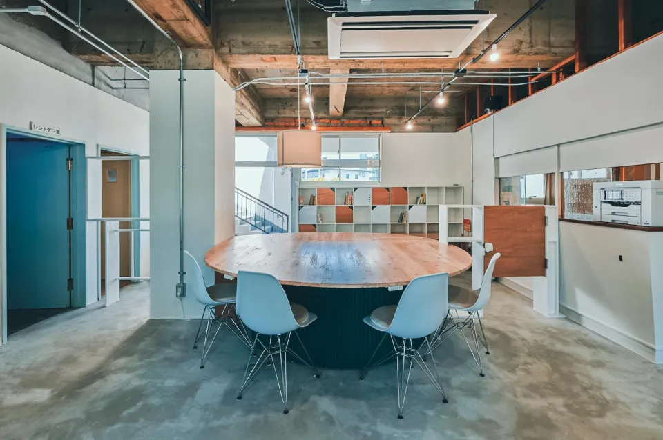 ラウンジ（丸テーブル）